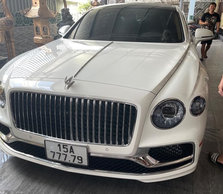 Hình ảnh chiếc xe siêu sang Bentley Flying Spur First Edition của đại gia lan đột biến Hải Phòng đeo biển số tứ quý 7 thu hút sự quan tâm của giới mê xe