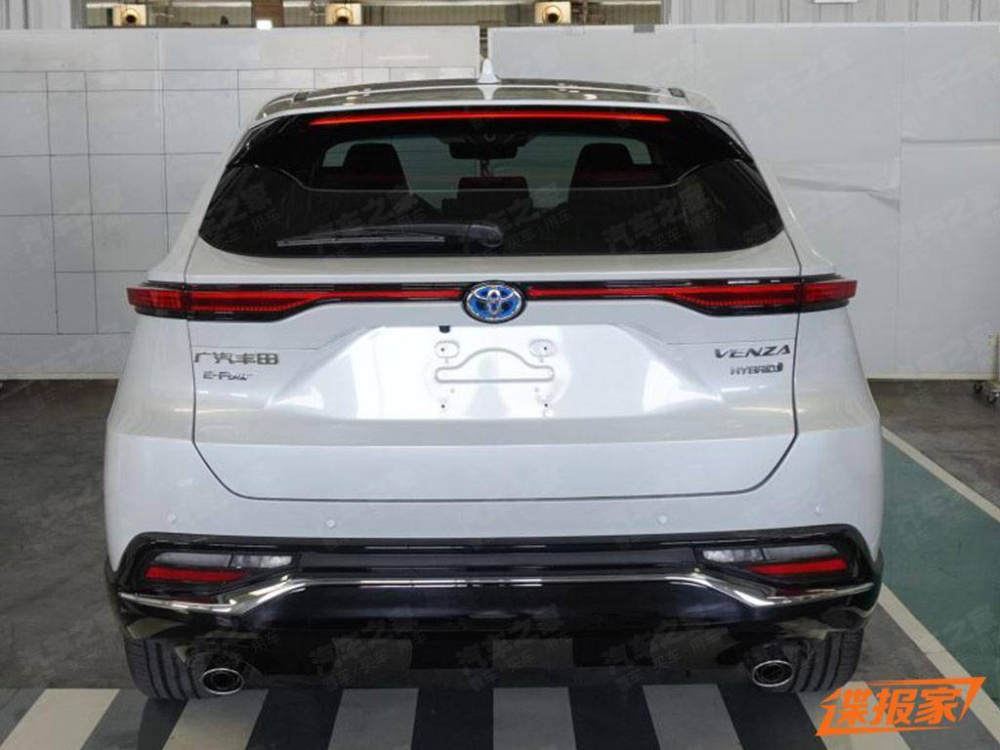 Toyota Venza 2022 phiên bản hybrid sẽ đi kèm logo màu xanh dương như dấu hiệu nhận biết Toyota Venza 2022 phiên bản hybrid sẽ đi kèm logo màu xanh dương như dấu hiệu nhận biết