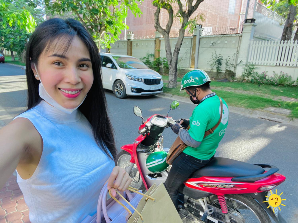 Thủy Tiên và Công Vinh đã sử dụng chiếc xe Kia Sedona để đến ngân hàng làm việc vào trưa ngày 17 tháng 9 Thủy Tiên và Công Vinh đã sử dụng chiếc xe Kia Sedona để đến ngân hàng làm việc vào trưa ngày 17 tháng 9