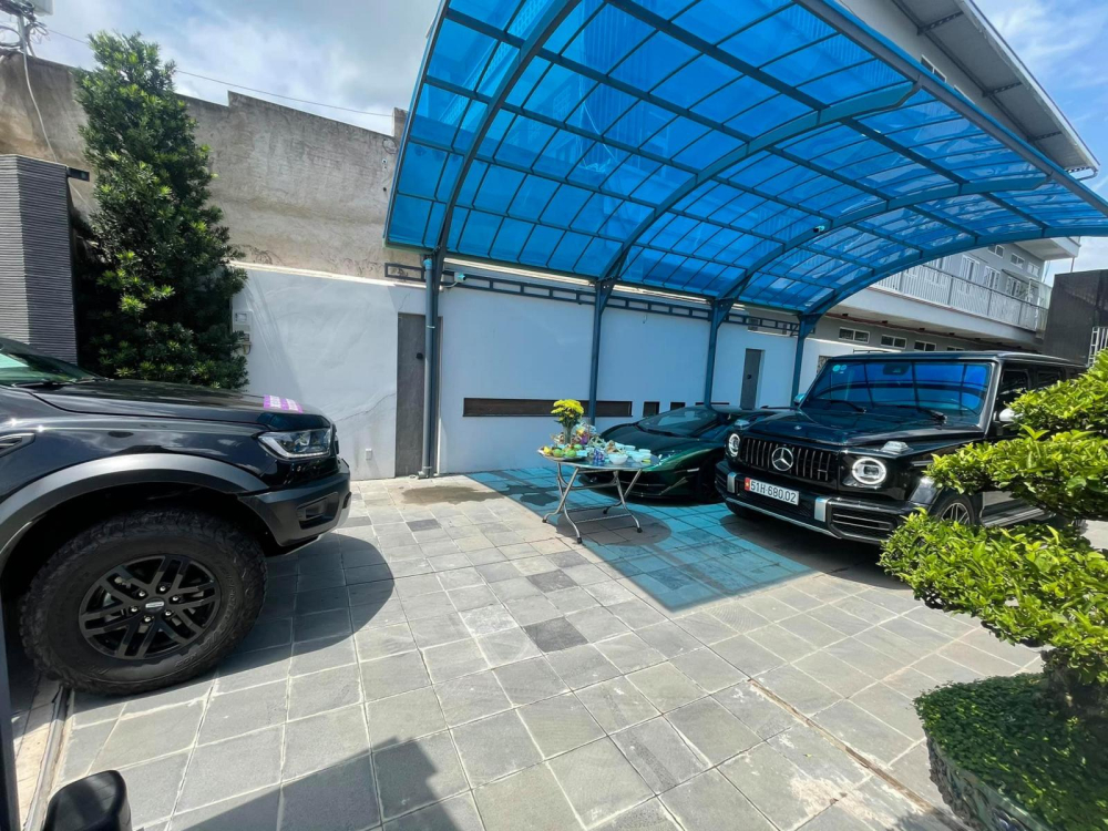 Chiếc xe Mercedes-AMG G63 mới bị bán đi sau một thời gian đỗ cùng Lamborghini Aventador SVJ hay Ford Ranger Raptor