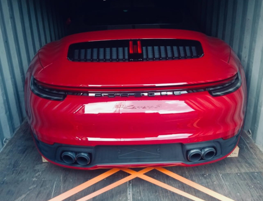 Hình ảnh khui công chiếc xe Porsche 911 Carrera S Cabriolet 2021 của chủ vườn lan đột biến Bình Phước mới được công ty nhập khẩu tư nhân đăng tải Hình ảnh khui công chiếc xe Porsche 911 Carrera S Cabriolet 2021 của chủ vườn lan đột biến Bình Phước mới được công ty nhập khẩu tư nhân đăng tải