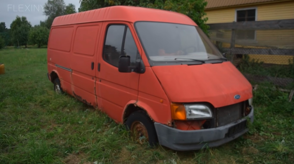 Chiếc Ford Transit bị bỏ không 12 năm Chiếc Ford Transit bị bỏ không 12 năm