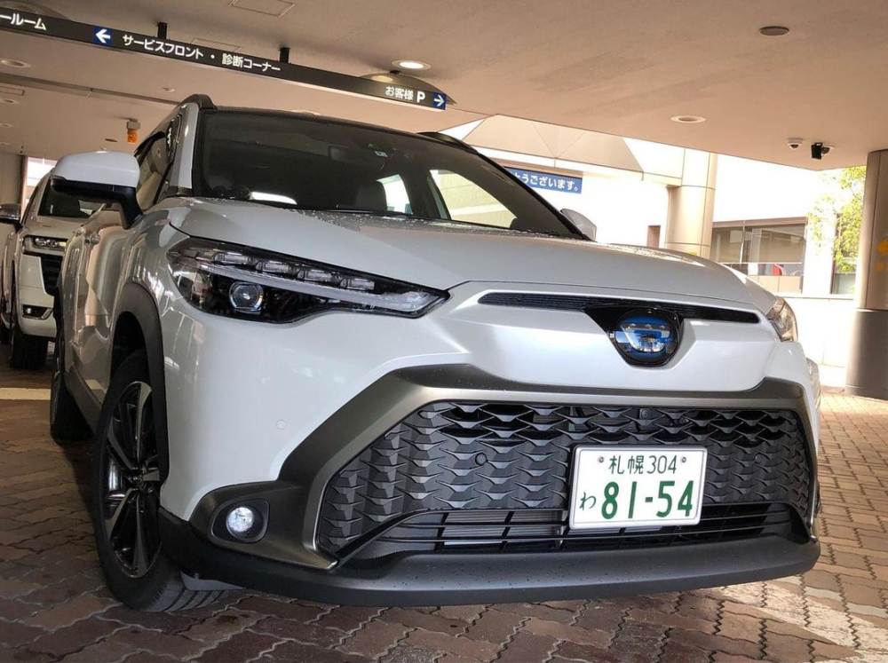 Toyota Corolla Cross 2021 dùng logo chữ C riêng trên đầu xe Toyota Corolla Cross 2021 dùng logo chữ C riêng trên đầu xe