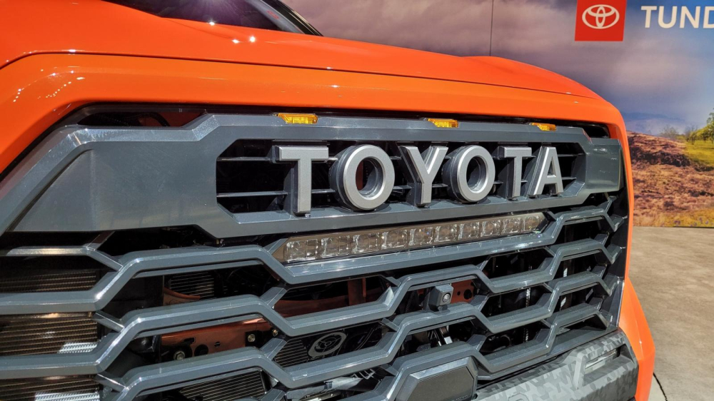 Dòng chữ Toyota và dải đèn LED tích hợp nằm trên lưới tản nhiệt của Toyota Tundra TRD Pro 2022 Dòng chữ Toyota và dải đèn LED tích hợp nằm trên lưới tản nhiệt của Toyota Tundra TRD Pro 2022
