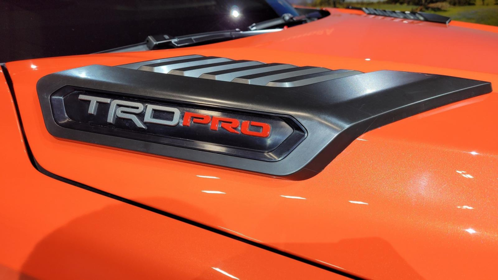 Logo TRD Pro trên nắp ca-pô của Toyota Tundra TRD Pro 2022 Logo TRD Pro trên nắp ca-pô của Toyota Tundra TRD Pro 2022