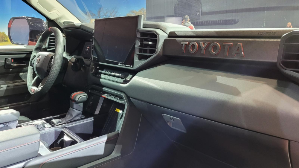 Logo Toyota trên mặt táp-lô của Toyota Tundra TRD Pro 2022 Logo Toyota trên mặt táp-lô của Toyota Tundra TRD Pro 2022