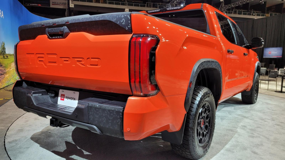 Toyota Tundra TRD Pro 2022 có những chi tiết sơn màu rằn ri đậm chất nhà binh Toyota Tundra TRD Pro 2022 có những chi tiết sơn màu rằn ri đậm chất nhà binh