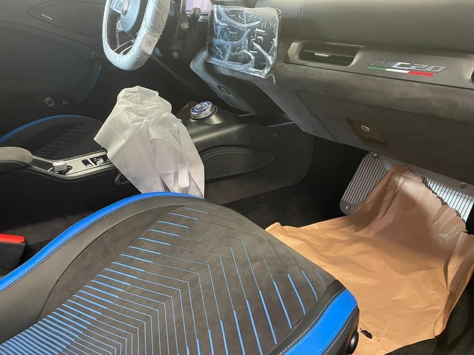 Ngoài ra trong khoang lái của Maserati MC20 còn có sợi carbon nhám, logo MC20 cùng 3 màu tượng trưng cho Quốc kỳ Ý, quê hương của hãng xe Maserati Ngoài ra trong khoang lái của Maserati MC20 còn có sợi carbon nhám, logo MC20 cùng 3 màu tượng trưng cho Quốc kỳ Ý, quê hương của hãng xe Maserati