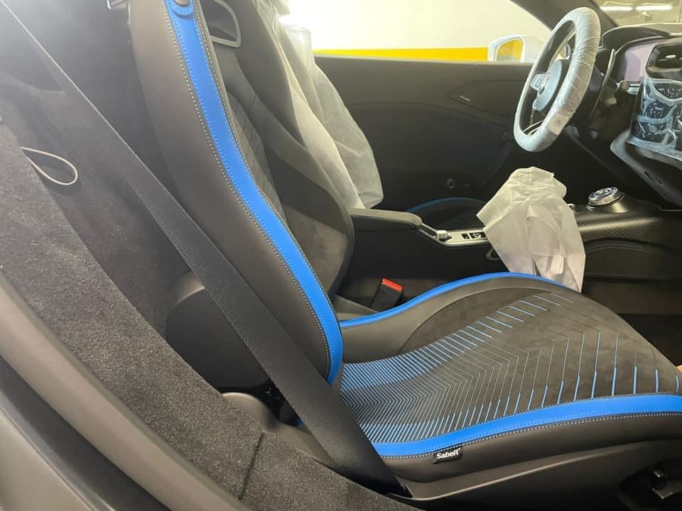 Nội thất xe Maserati MC20 có màu tối kết hợp sọc xanh dương nổi bật Nội thất xe Maserati MC20 có màu tối kết hợp sọc xanh dương nổi bật