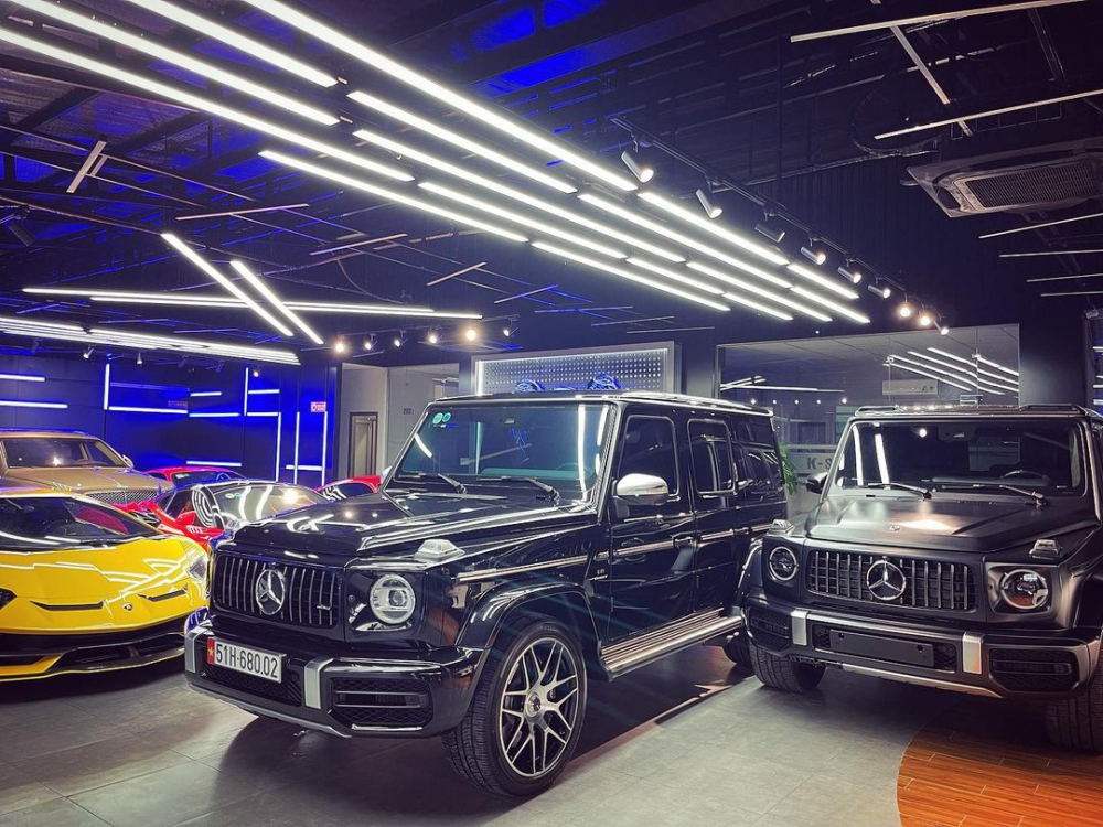 2 chiếc xe Mercedes-AMG G63 đỗ ph&iacute;a ngo&agrave;i c&ugrave;ng 6 si&ecirc;u xe v&agrave; Bentley Bentayga