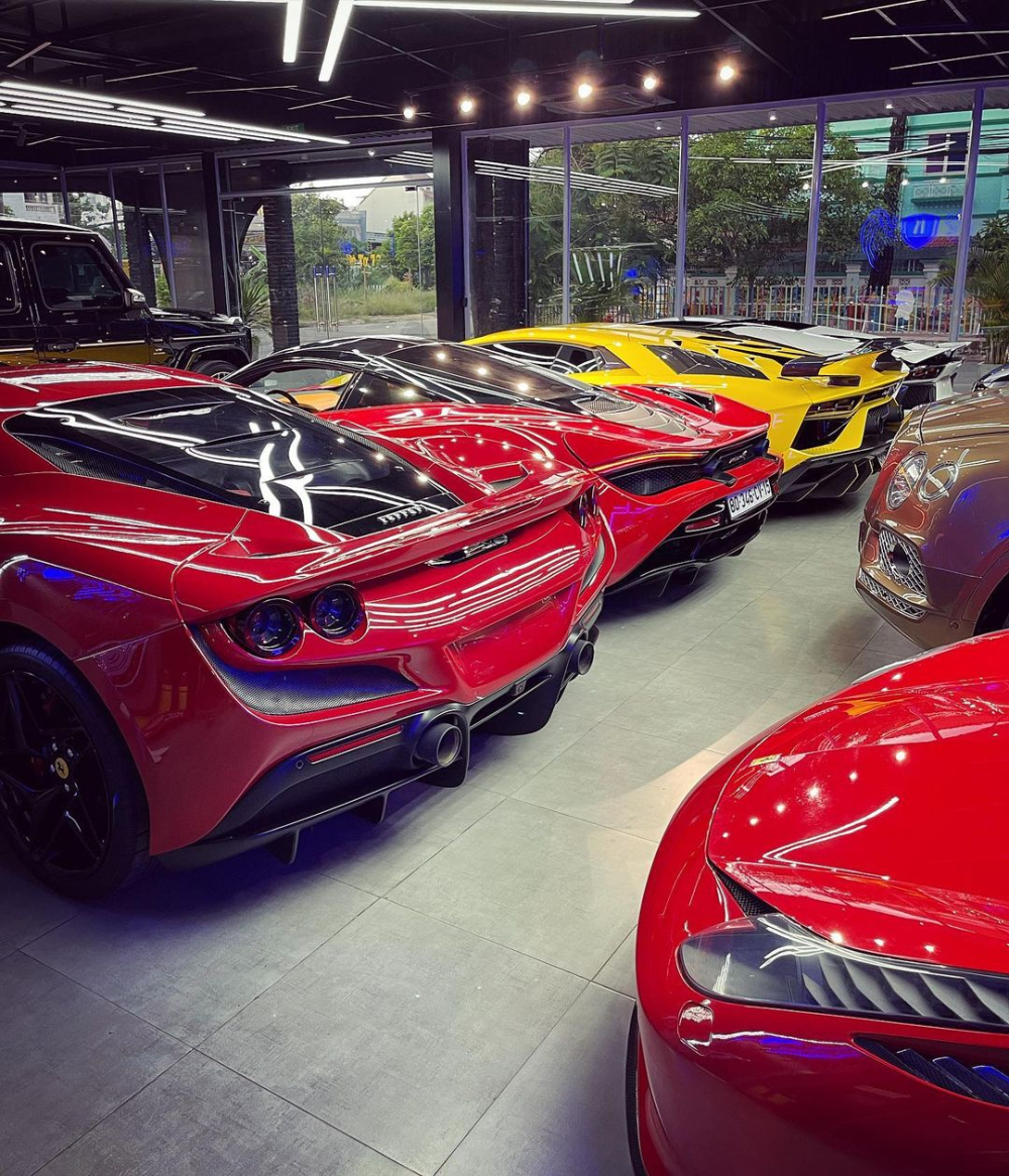 Từ tr&aacute;i sang phải l&agrave; Ferrari 458 Italia m&agrave;u đỏ đỗ cạnh Bentley Bentayga m&agrave;u n&acirc;u, kế đến l&agrave; Ferrari F8 Tributo c&ugrave;ng McLaren 720S Spider t&ocirc;ng xuyệt t&ocirc;ng đỏ, kế đến l&agrave; Lamborghini Aventador SVJ c&ugrave;ng Lamborghini Aventador Roadster. Ngo&agrave;i ra c&oacute; McLaren GT đỗ cạnh 2 xe Mercedes-AMG G63