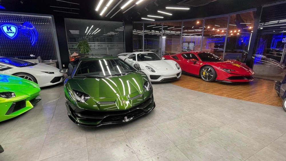 Garage n&agrave;y từng xuất hiện Ferrari SF90 Stradale, Porsche 918 Spyder v&agrave; Lamborghini Aventador SVJ m&agrave;u xanh cực độc, hiện bộ 3 đ&atilde; về c&aacute;c chủ nh&acirc;n