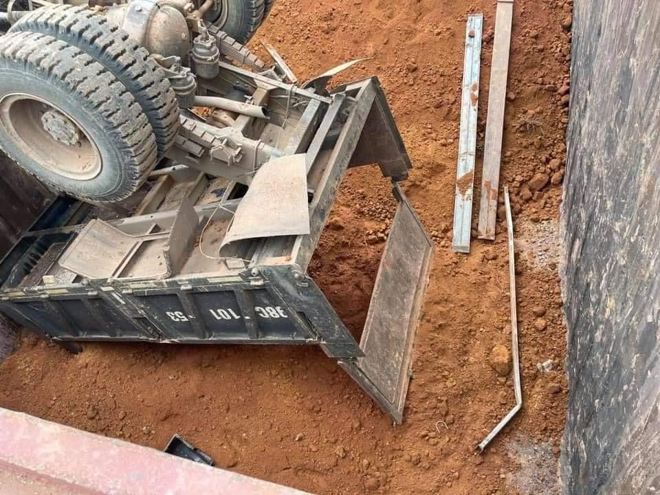 Chiếc xe ben đang đổ đất thì bị lật trên tàu thủy