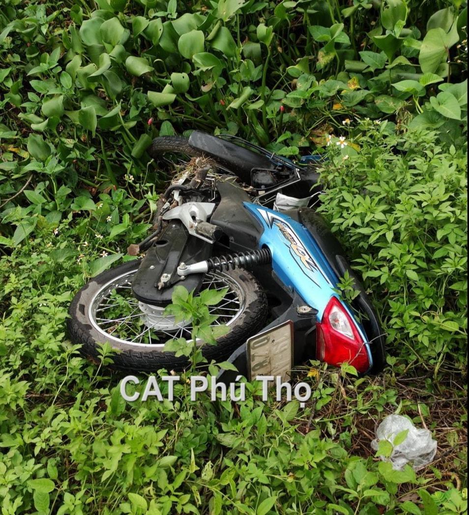 Một chiếc xe m&aacute;y bị hất văng xuống mương nước b&ecirc;n đường