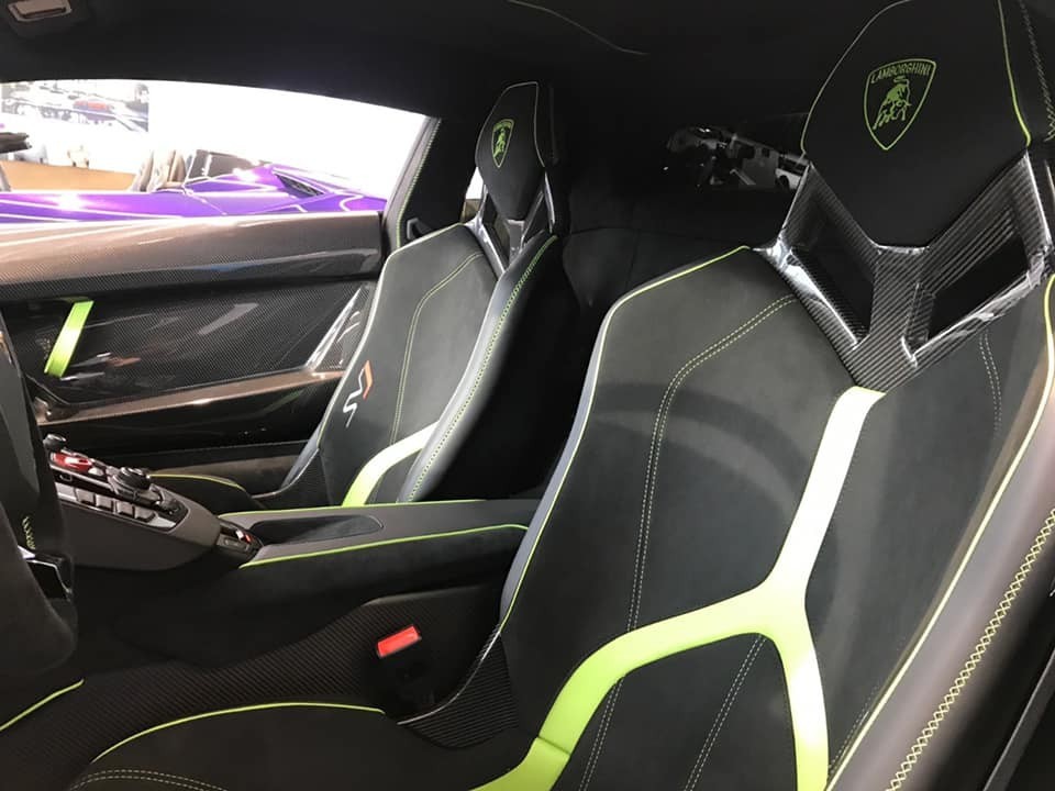 Ghế xe l&agrave; sự kết hợp của da Alcantara v&agrave; sợi carbon