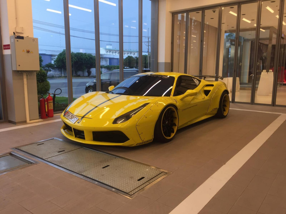 Diện mạo siêu xe Ferrari 488 GTB độ Liberty Walk độc nhất Việt Nam