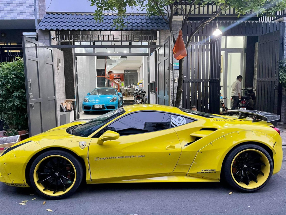 Siêu xe Ferrari 488 GTB và đỗ bên trong là Porsche 718 Boxster