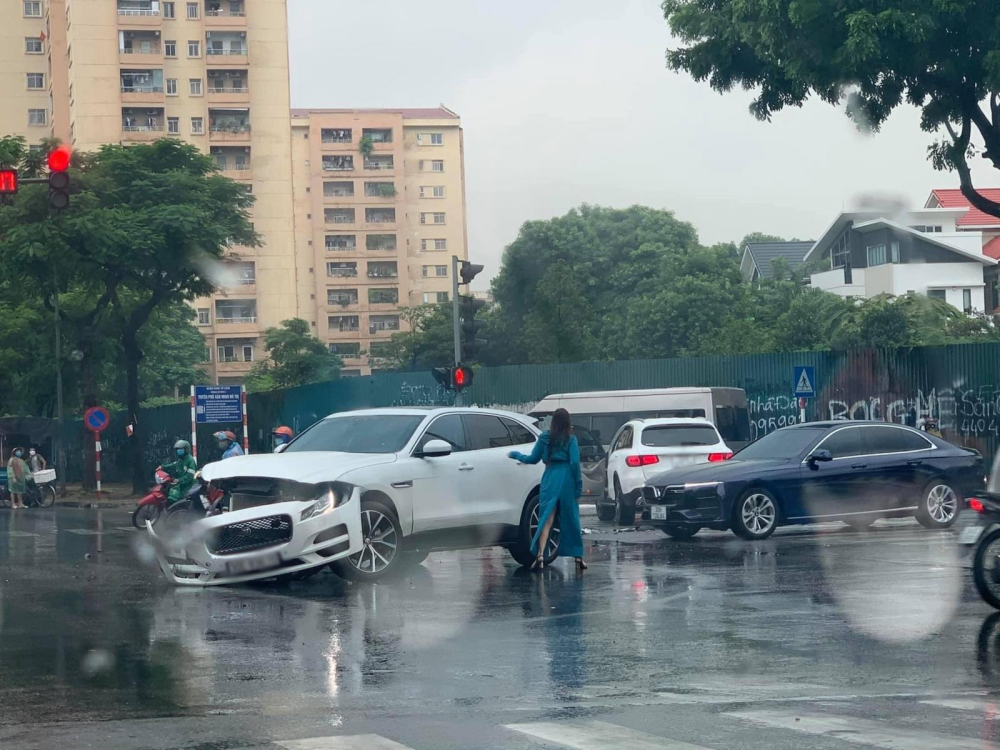 Chiếc xe Jaguar F Pace thiệt hại nặng đầu xe, người l&aacute;i l&agrave; nữ t&agrave;i xế
