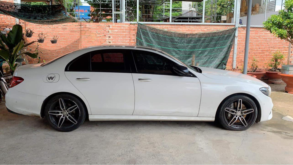 Và Mercedes-Benz E300 AMG