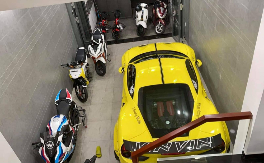 Siêu xe Ferrari 488 GTB độ Liberty Walk cùng mô tô phân khối lớn BMW S1000RR và Suzuki Satria 2 thì