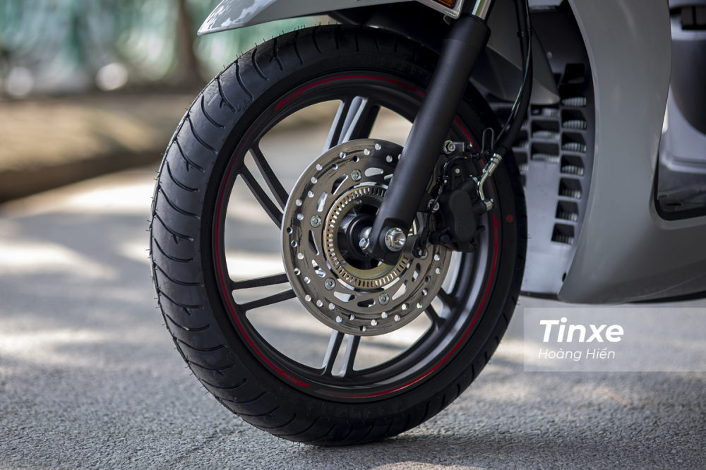 Đi k&egrave;m với đ&oacute; l&agrave; hệ thống phanh đĩa trước/sau c&ugrave;ng c&ocirc;ng nghệ chống b&oacute; cứng phanh ABS.