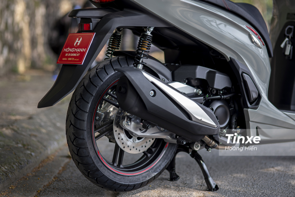 Lốp sau c&oacute; bản lốp rộng hơn, tạo cảm gi&aacute;c bề thế hơn cho Honda SH 350i khi nh&igrave;n từ ph&iacute;a sau.