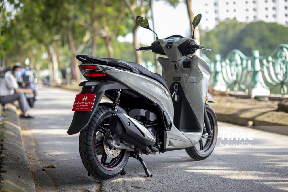 Kh&ocirc;ng thể phủ nhận rằng Honda SH 350i c&oacute; phần kh&aacute; bề thế khi nh&igrave;n từ ph&iacute;a sau.
