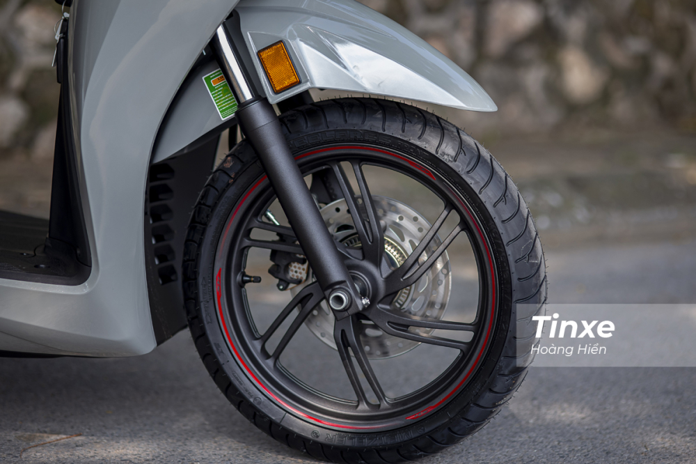 Honda SH 350i được trang bị bộ v&agrave;nh k&iacute;ch thước lớn tới 16 inch.