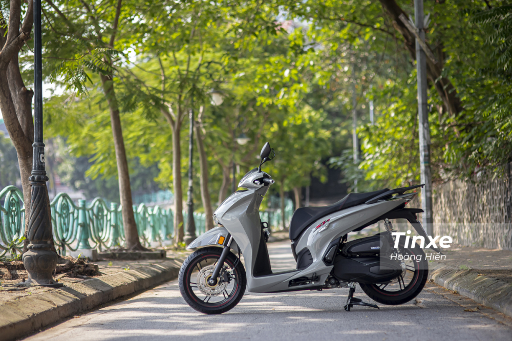 Nếu so với Honda SH 300i trước đ&acirc;y th&igrave; SH 350i d&agrave;i hơn 30mm, rộng hơn 11mm v&agrave; nặng hơn 5kg.