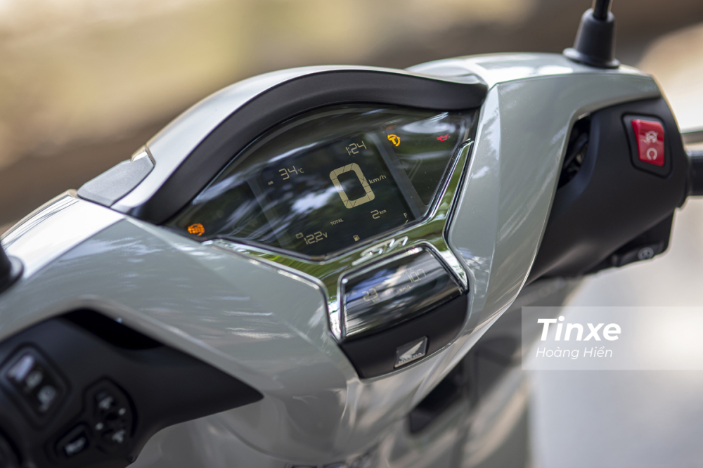 Mặt đồng hồ tr&ecirc;n Honda SH 350i được n&acirc;ng cấp l&ecirc;n dạng m&agrave;n h&igrave;nh điện tử.