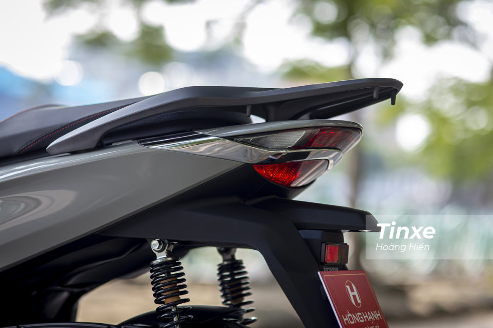 Tuy nhi&ecirc;n phần vuốt đ&egrave;n hậu ph&iacute;a sau lại c&oacute; phần hơi mềm n&eacute;t.