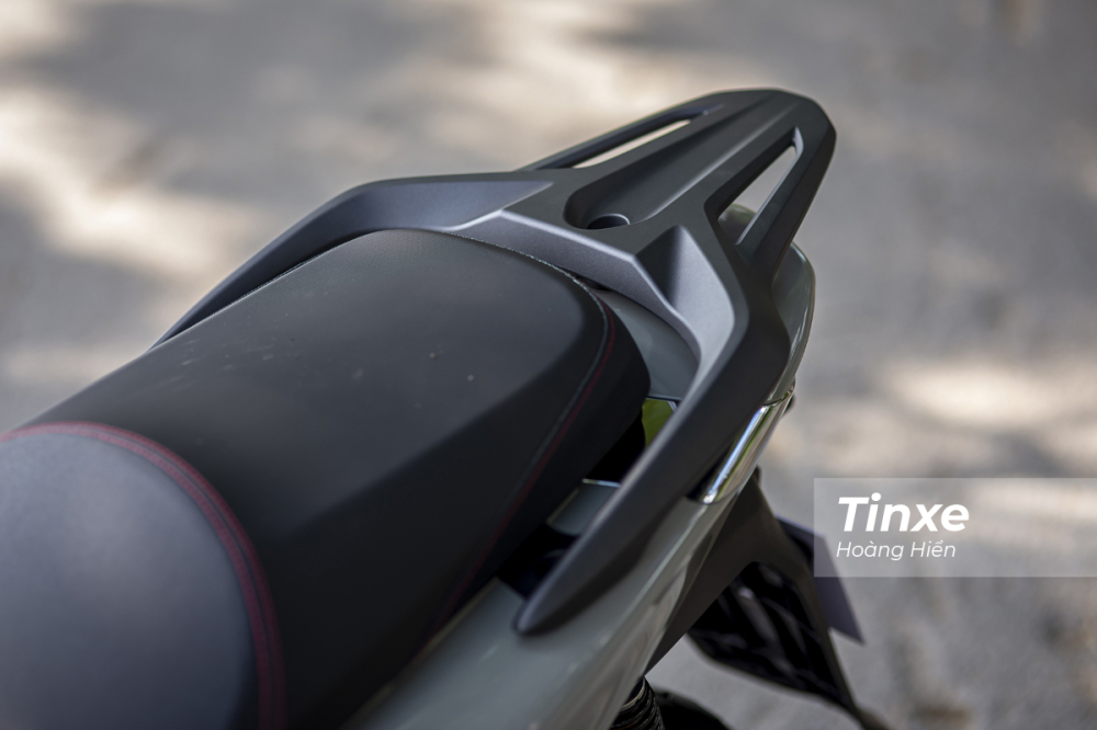 Tay x&aacute;ch ph&iacute;a sau được l&agrave;m kh&aacute; cứng c&aacute;p v&agrave; chắc chắn với đường n&eacute;t mạnh mẽ.