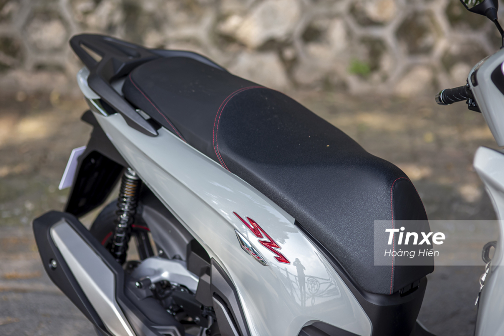 Y&ecirc;n xe Honda SH 350i vẫn l&agrave; loại y&ecirc;n liền