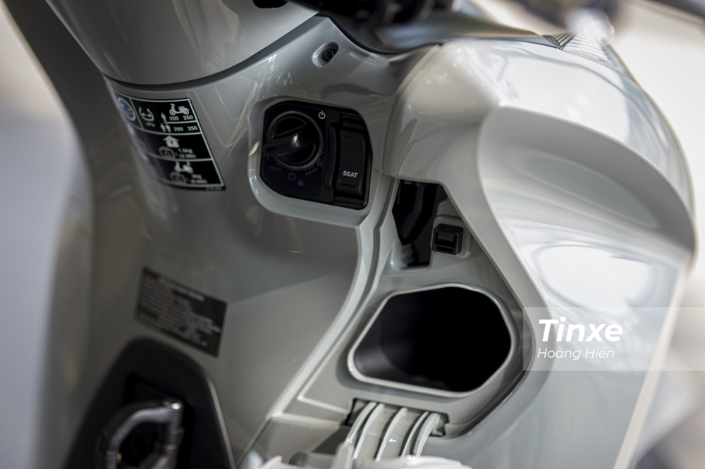 Ch&igrave;a kho&aacute; th&ocirc;ng minh l&agrave; trang bị mới tr&ecirc;n Honda SH 350i. B&ecirc;n cạnh đ&oacute; l&agrave; một hộc để đồ nhỏ.