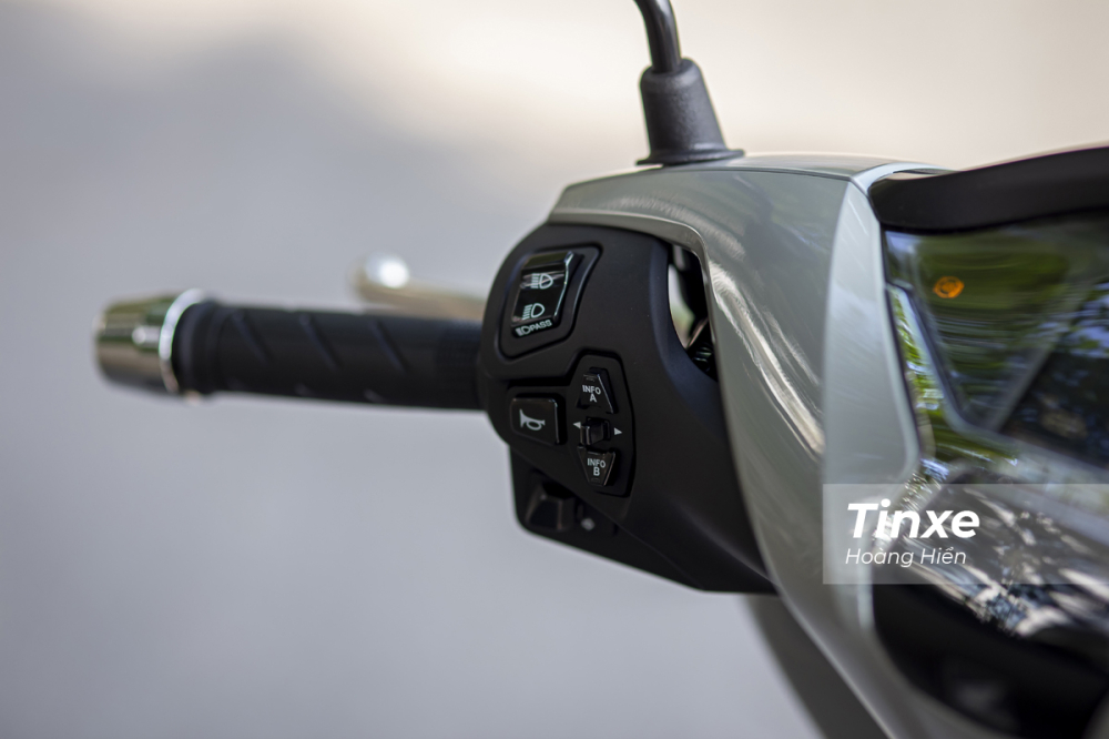 Nhưng b&ugrave; lại, n&uacute;t điều hướng b&ecirc;n tay tr&aacute;i lại kh&aacute; dễ điều chỉnh v&agrave; thuận tiện cho người d&ugrave;ng.