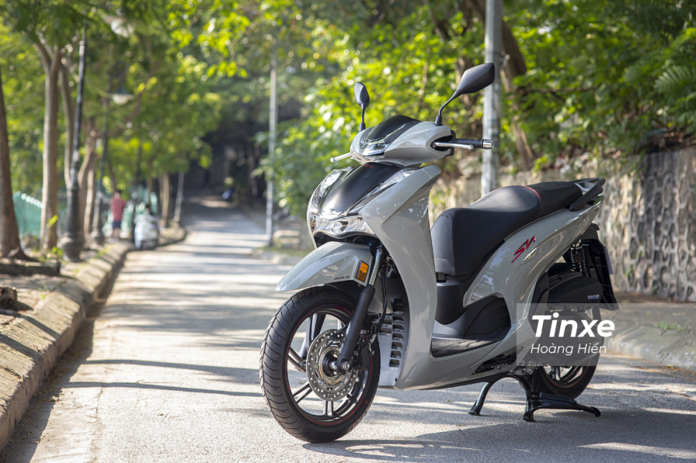 Honda SH 350i c&oacute; ngoại h&igrave;nh gần như tương đồng với SH 125i hay SH 150i. Xe sở hữu th&acirc;n h&igrave;nh bề thế với k&iacute;ch thước tổng thể DxRxC lần lượt l&agrave; 2.160 x 743 x 1.162 mm, trọng lượng đạt 172 kg.