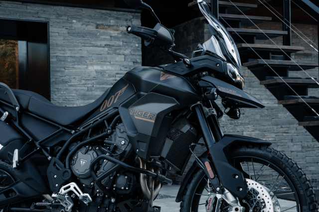 Triumph Tiger 900 Bond Edition c&oacute; gi&aacute; b&aacute;n khoảng gần 500 triệu đồng tại Ch&acirc;u &Acirc;u