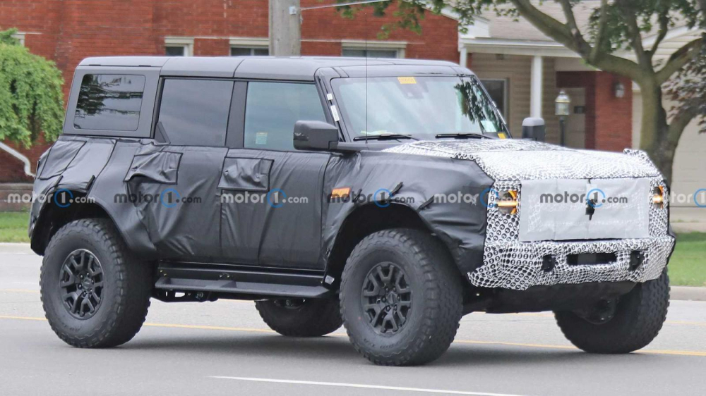 H&igrave;nh ảnh chụp tr&ecirc;n đường thử cho thấy Ford Bronco Raptor 2022 được trang bị chắn b&ugrave;n rộng hơn v&agrave; gầm cao hơn bản thường