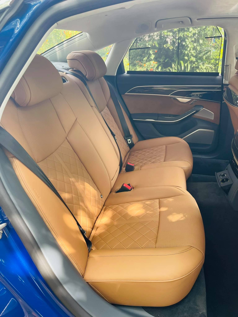 Còn đây là khoang hành khách của xe Còn đây là khoang hành khách của xe