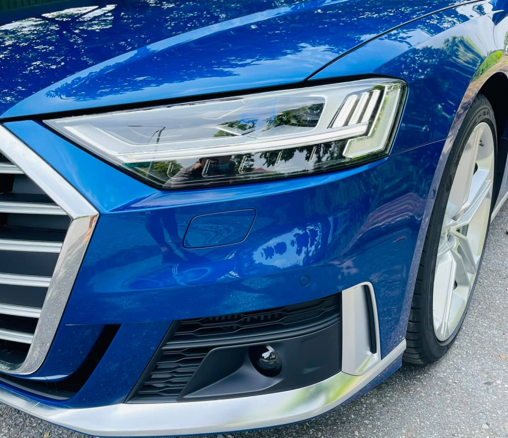 Phiên bản Audi S8 2021 có hốc gió trước khác so với Audi A8, ngoài ra xe có đèn pha LED đẹp mắt Phiên bản Audi S8 2021 có hốc gió trước khác so với Audi A8, ngoài ra xe có đèn pha LED đẹp mắt