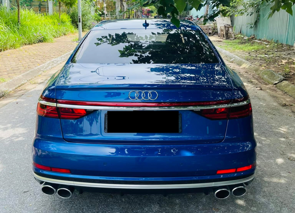 Thiết kế đuôi xe Audi S8 có sự khác biệt rõ ràng ở ống xả kép chia đều 2 bên Thiết kế đuôi xe Audi S8 có sự khác biệt rõ ràng ở ống xả kép chia đều 2 bên