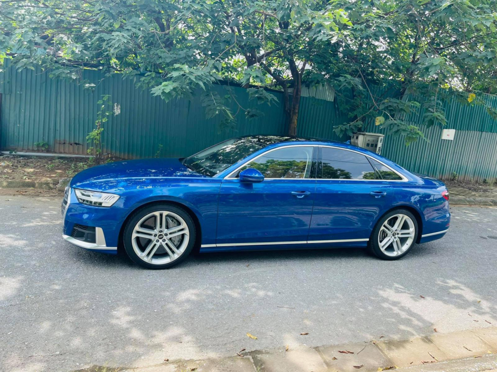 Xe sở hữu màu sơn xanh do hãng Audi thiết kế độc quyền Xe sở hữu màu sơn xanh do hãng Audi thiết kế độc quyền