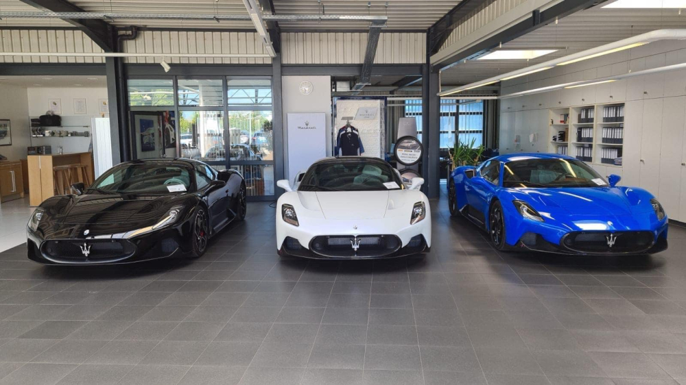 Trắng, đen hay xanh dương sẽ l&agrave; m&agrave;u sơn của xe Maserati MC20 đầu ti&ecirc;n về nước