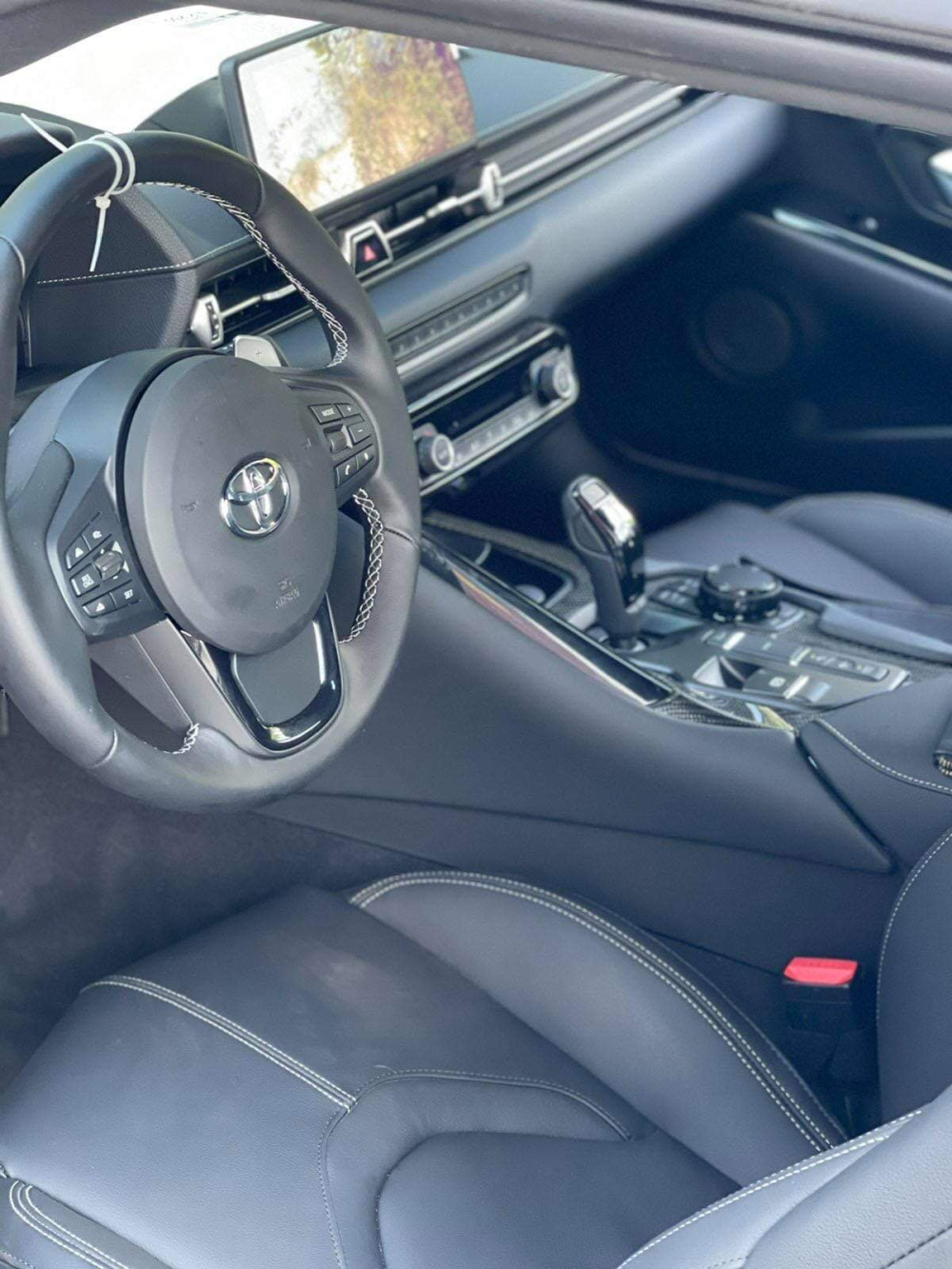 Vô lăng xe Toyota GR Supra cùng bảng điều khiển trung tâm