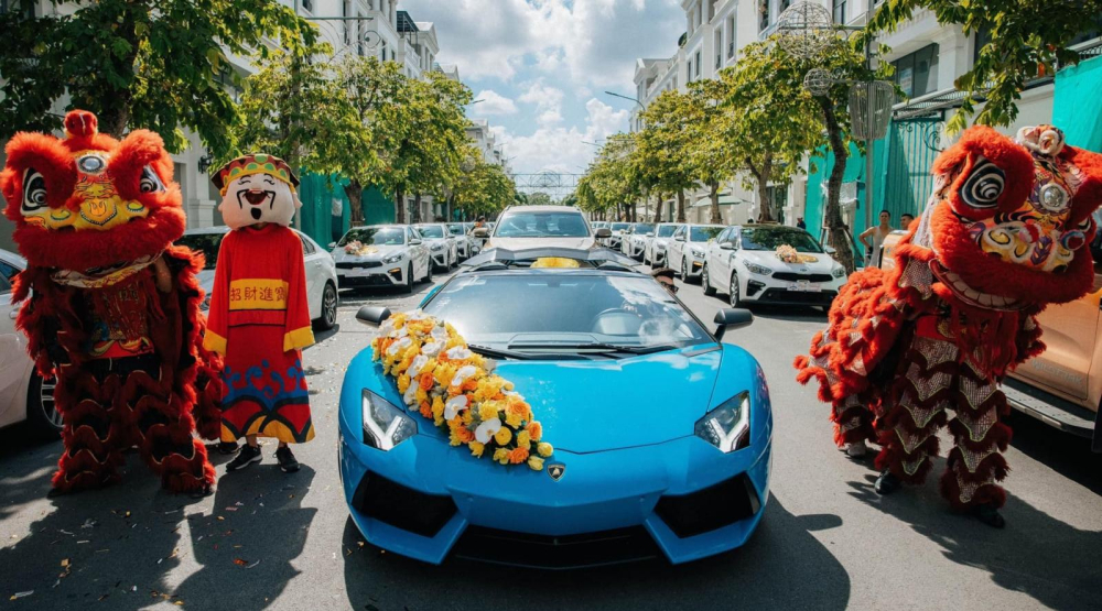 Hình ảnh chiếc xe Lamborghini Aventador LP700-4 mui trần trong lễ ăn hỏi mới diễn ra ở Hải Phòng, dễ dàng thấy 2 bên đường là hàng chục xe Kia Cerato xếp hàng Hình ảnh chiếc xe Lamborghini Aventador LP700-4 mui trần trong lễ ăn hỏi mới diễn ra ở Hải Phòng, dễ dàng thấy 2 bên đường là hàng chục xe Kia Cerato xếp hàng