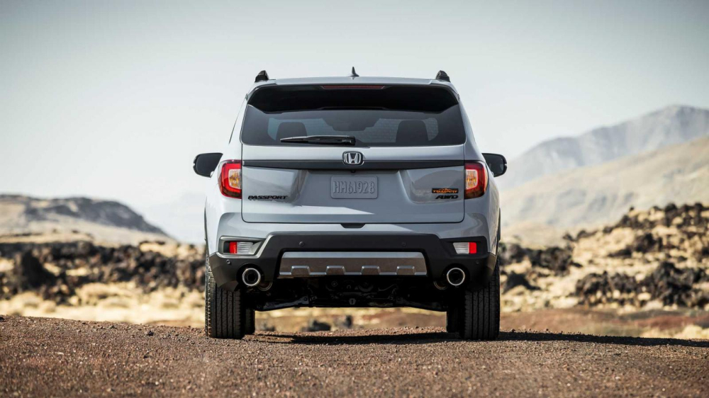 Trên cửa cốp sau của Honda Passport TrailSport 2022 cũng có logo màu cam