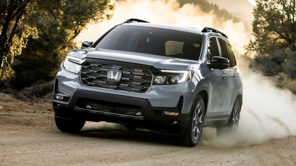 Trên lưới tản nhiệt của Honda Passport TrailSport 2022 có logo màu cam riêng