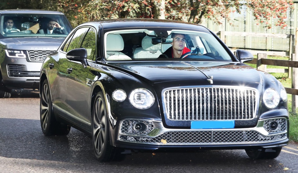 Chiếc Bentley Flying Spur n&agrave;y l&agrave; th&agrave;nh vi&ecirc;n mới trong bộ sưu tập xe cực khủng của Ronaldo