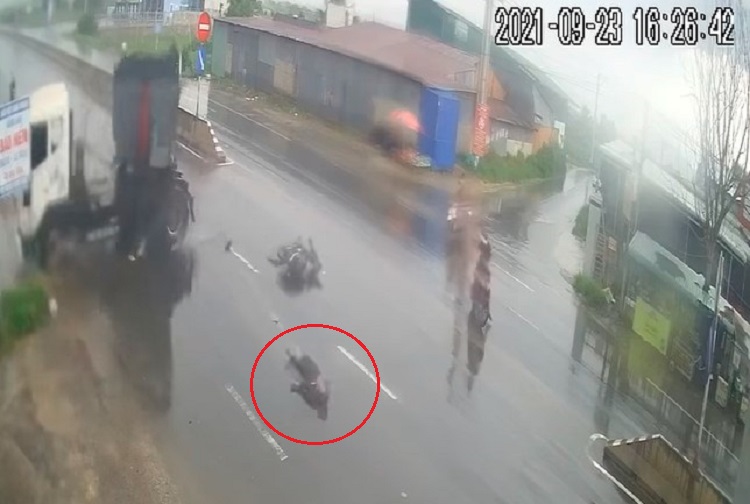 Người điều khiển xe m&aacute;y bị trượt d&agrave;i tr&ecirc;n đường sau va chạm