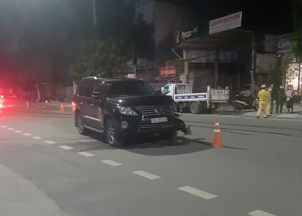 Chiếc Lexus LX570 bị vỡ n&aacute;t g&oacute;c đầu xe b&ecirc;n tr&aacute;i
